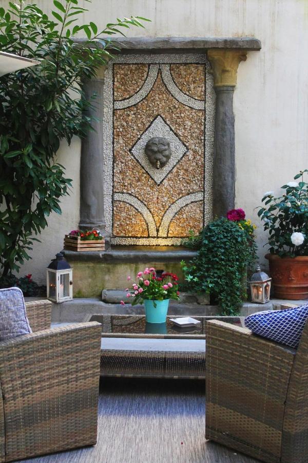 Il Cortile Di Elisa & Our Flats Bed & Breakfast Lucca Bagian luar foto