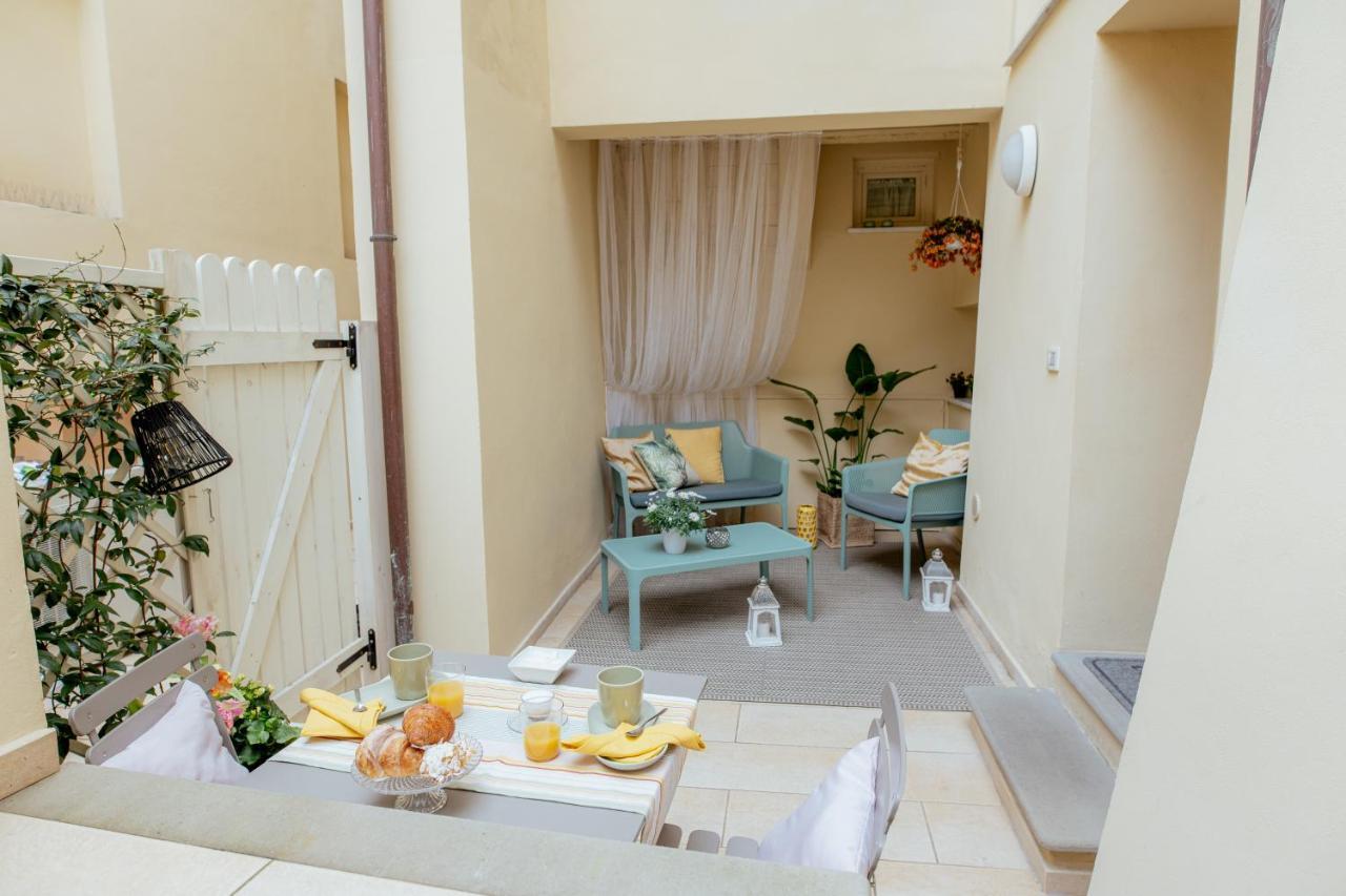 Il Cortile Di Elisa & Our Flats Bed & Breakfast Lucca Bagian luar foto